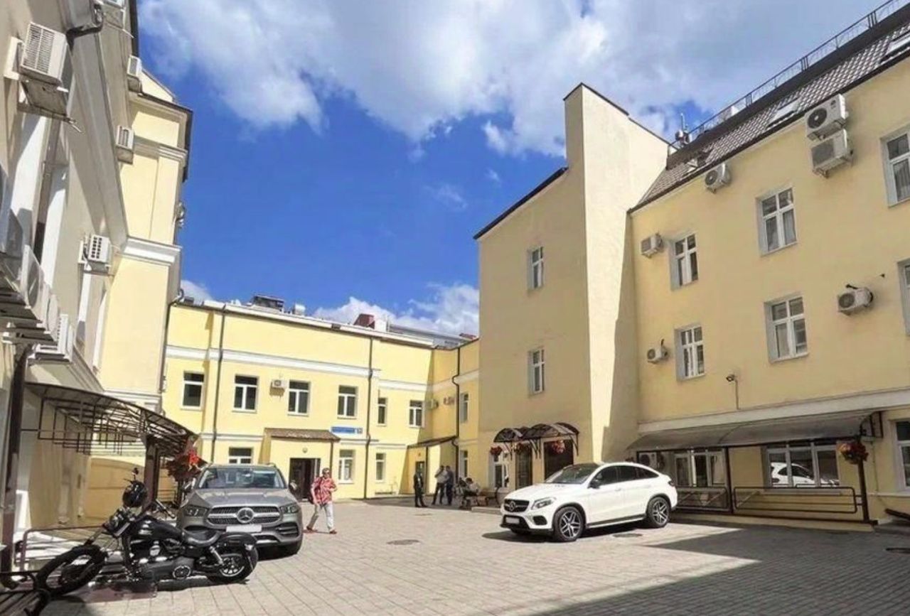 фасад дома, здание по адресу г Москва, ул Большая Дмитровка, д 32 стр 4 